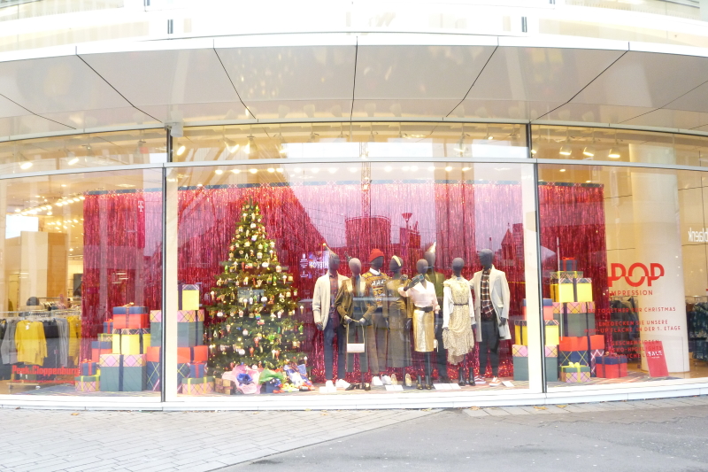 Schaufensterdekoration Weihnachtszeit Weihnachten 2019 Retaildesign Schaufenstergestaltung Werbung